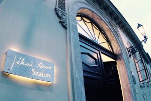 Régi épület névtáblával az ajtó mellett